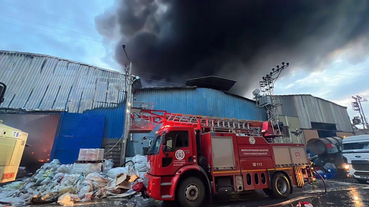 Geri dönüşüm fabrikasında yangın! Çok sayıda ekip sevk edildi 3